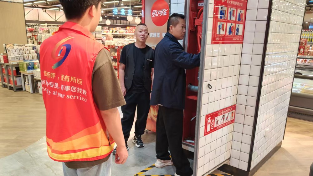 银川市兴庆区东方社区：商超检查护食安 双节护航保消费