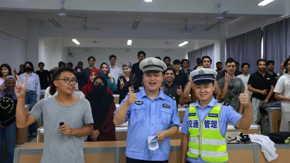 英文普法！宜春交警走进高校为留学生讲解中国交通规则