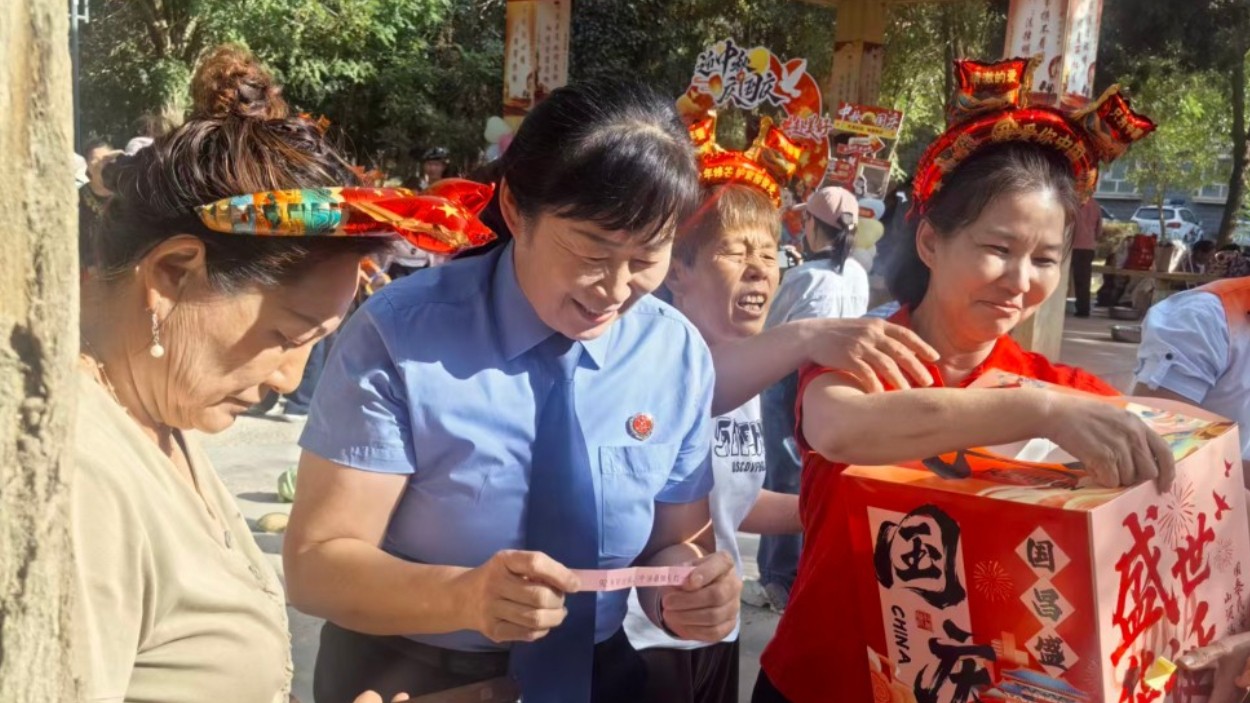 新疆生产建设兵团乌鲁克垦区人民检察院党支部参加社区举办的“月满中秋邻里聚 游园拾趣满菜归”主题活动