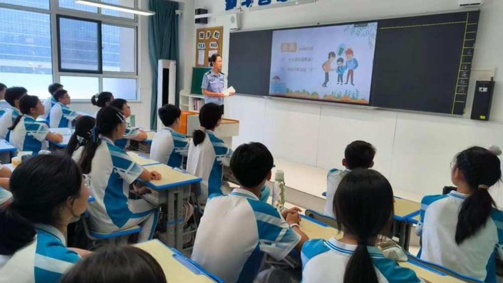 “金盾”守在校园旁