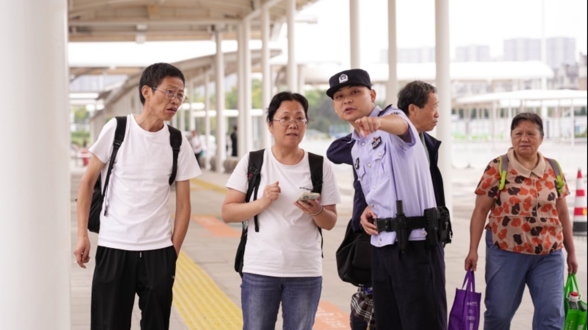 安徽马鞍山：护航中秋出行路