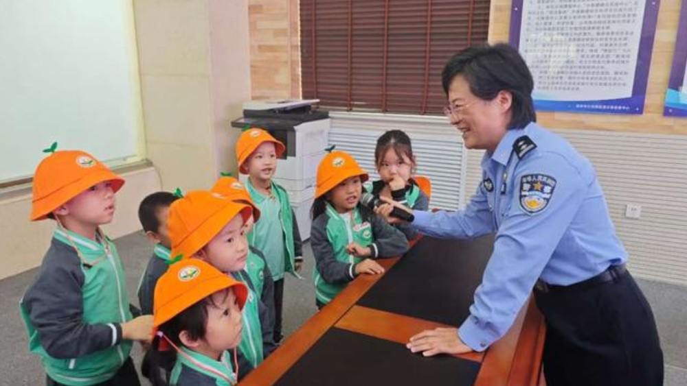 萌娃进警营 解锁平安“新课堂”