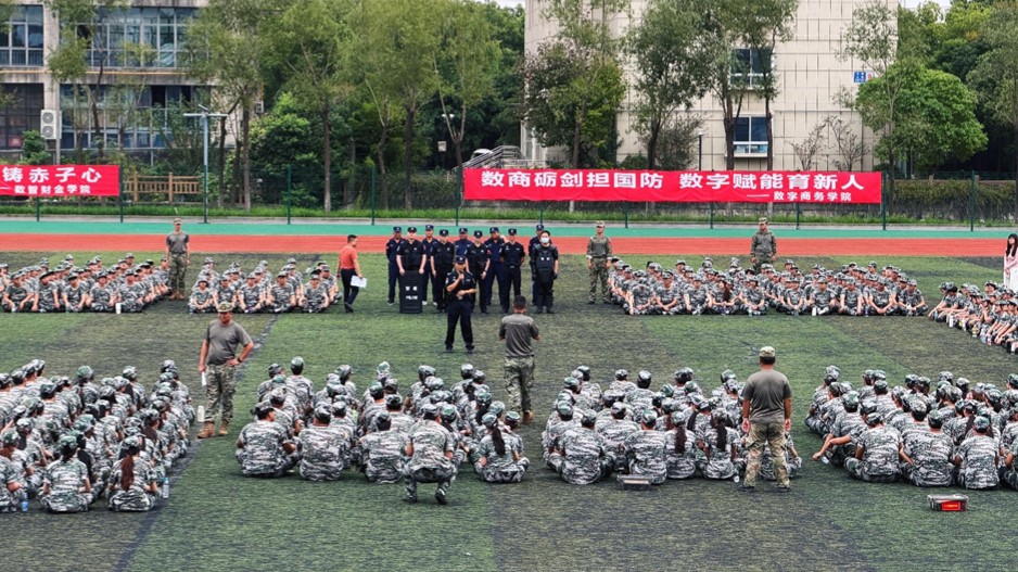 以练促防 上好校园安全“第一课”——南通边检站走进江苏商贸学院开展反恐防暴安全教育活动