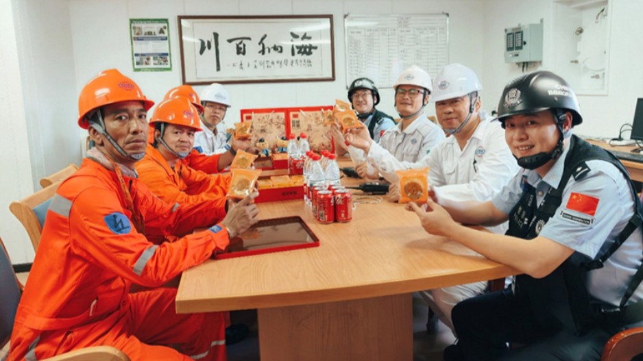 宁波边检民警登外轮 与中国船员共迎中秋