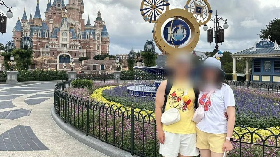 视障女子迪士尼游被要求收盲杖 园方致歉并明确：使用盲杖无须报备
