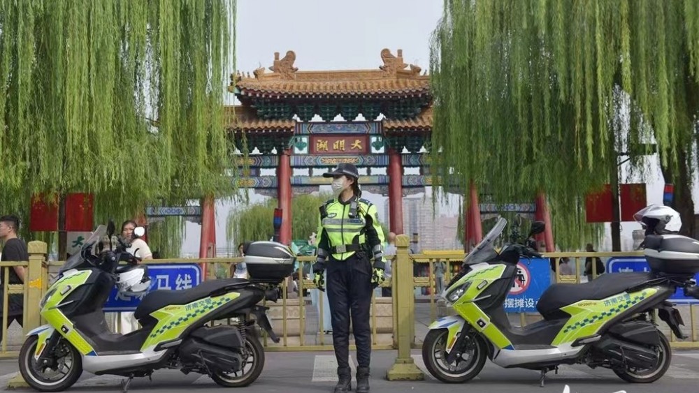 巾帼警花驻守大明湖，守护景区道路畅通