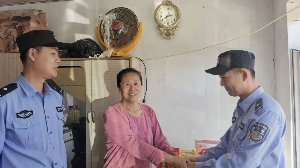 省林区公安局鹤立分局：情暖中秋送关怀 心系老人暖民心