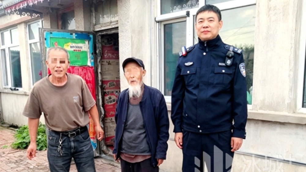 一位误上高速，一位街头摔倒丨冰城公安交管暖心救助老人