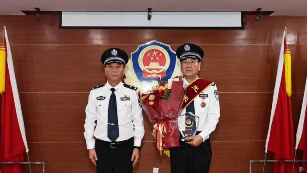渭南高新公安举行 2026 年民警荣誉退休仪式