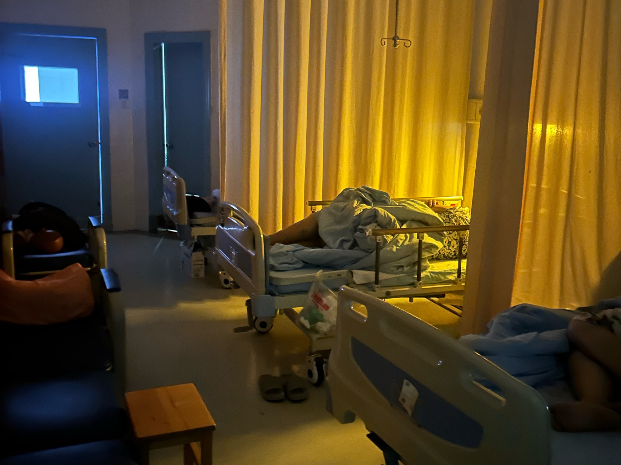 “鬼火少年”夜闯病房，受惊吓的何止患者