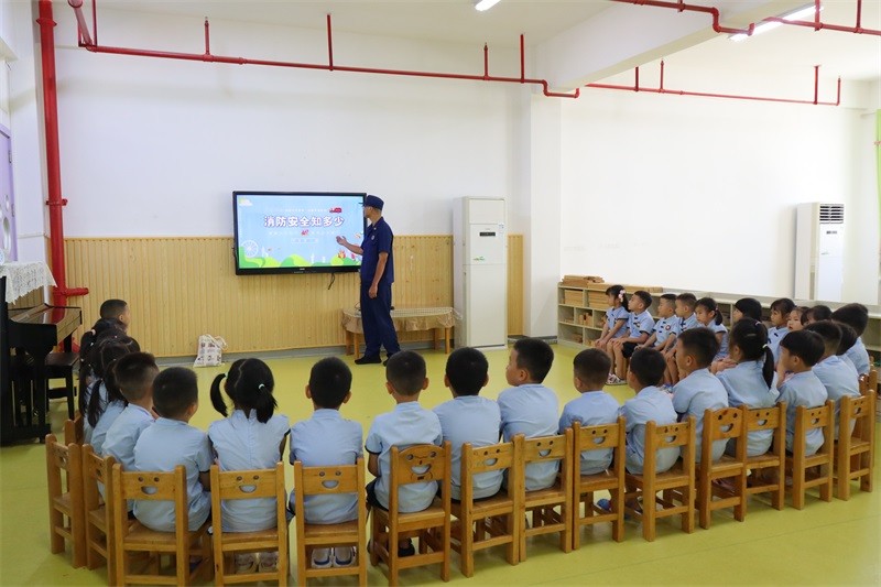 海南儋州消防为幼儿园孩子送上“开学安全第一课”