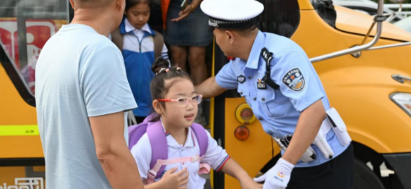 黑龙江省哈尔滨市公安局：秋风十里护学路 藏蓝身影系温情