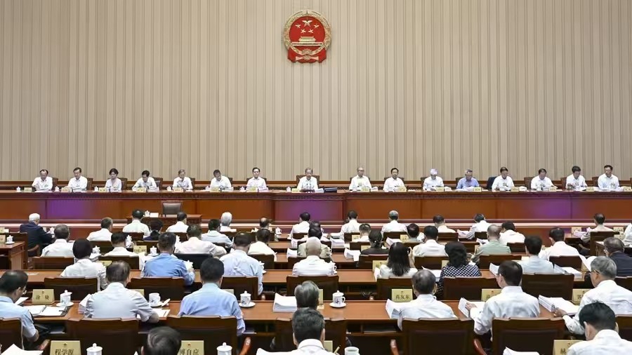 十四届全国人大常委会第十七次会议在京举行 审议生态环境法典总则编草案、生态保护编草案、绿色低碳发展编草案和民族团结进步促进法草案等 赵乐际主持