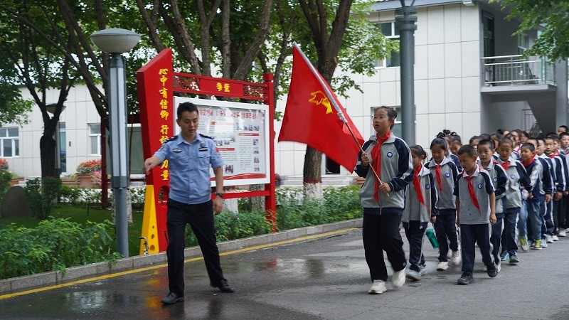 新疆出入境边防检查总站巴克图出入境边防检查站：警营开放日点燃少年强国梦