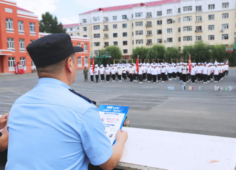 “警察蓝”走进开学季 黑龙江省哈尔滨市公安“安全套餐”已送达