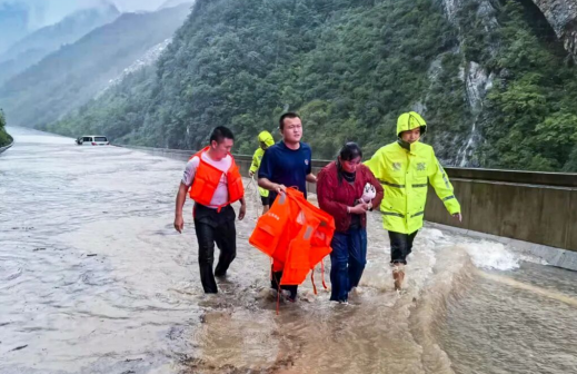 广元公安暴雨中逆行冲锋 全力抢险救援保民安