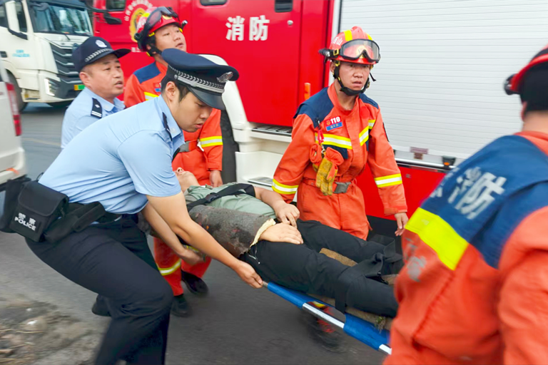 汛期来临，山西泽州公安民警以身为堤，护民安澜