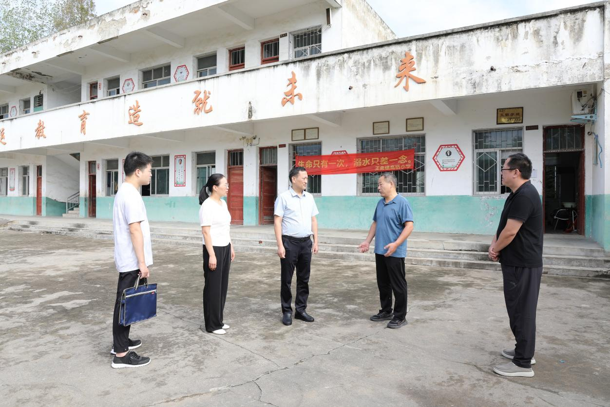 心系一线教师 关怀传递温情——河南省南阳市新野县法院开展教师节慰问活动