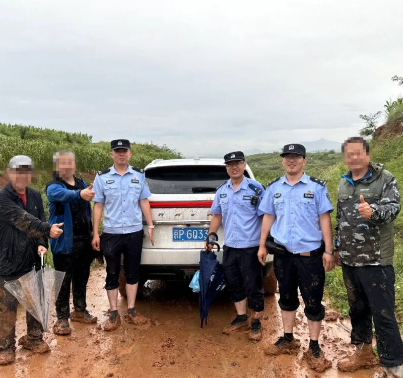 车辆失控深陷泥潭 山西高平警方紧急救援