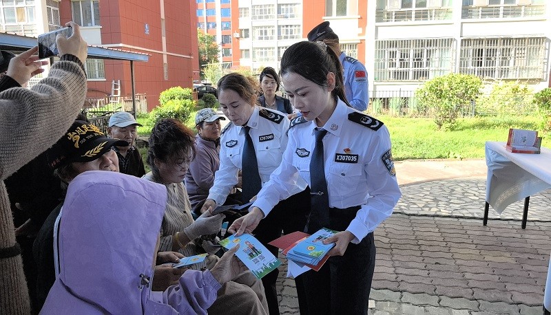 新疆塔城市司法局：普法进小区 榆荫下共绘法治同心圆