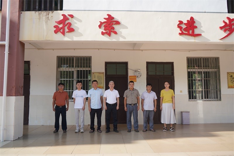 海南屯昌法院院长王再燕教师节走访慰问一线教师