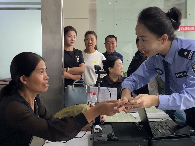 靠前服务分流压力！新疆布尔津县公安局布尔津镇派出所送证进企业、进社区“备战”2026换领高峰