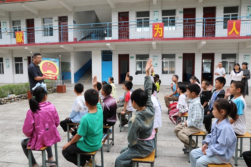 河南省南阳市西峡县法院：送法下乡进校园 寓教于乐播撒法治种子