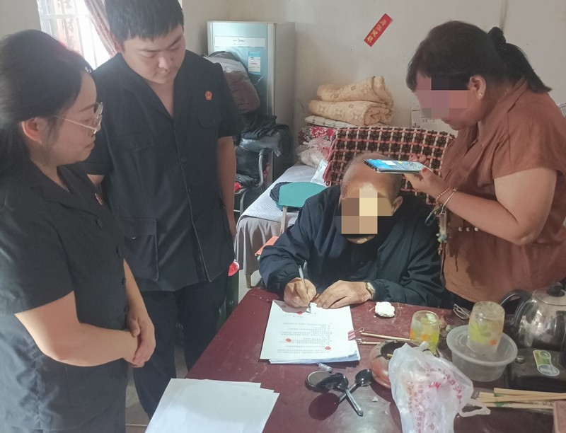 河南省南阳市方城县法院：古稀老人闹离婚 上门调解暖人心