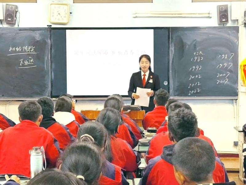 “讲解+竞答” 护航青春路