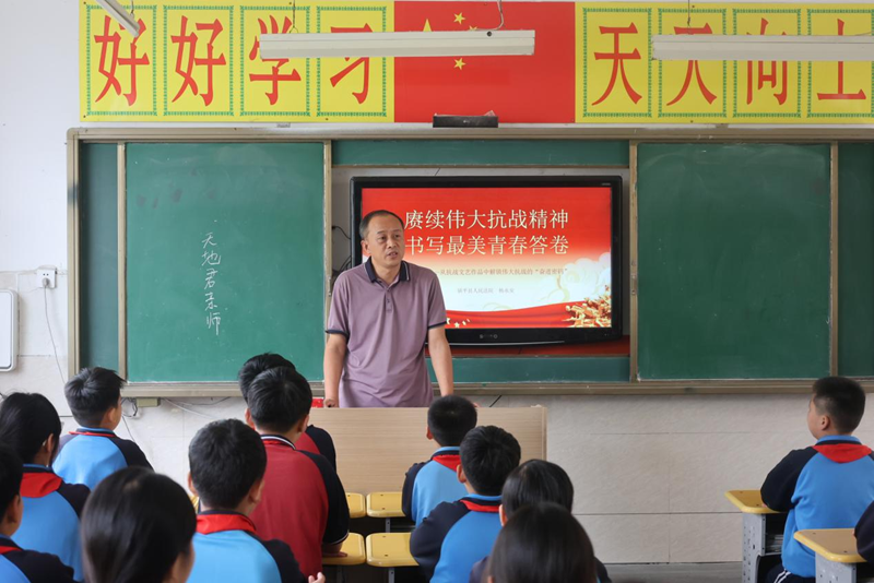 河南省南阳市镇平县法院院长走进校园讲授思政课