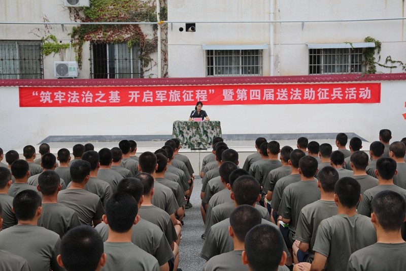 法治护航 从“新”开始——河南省南阳市镇平县法院为预定新兵送上“法治锦囊”