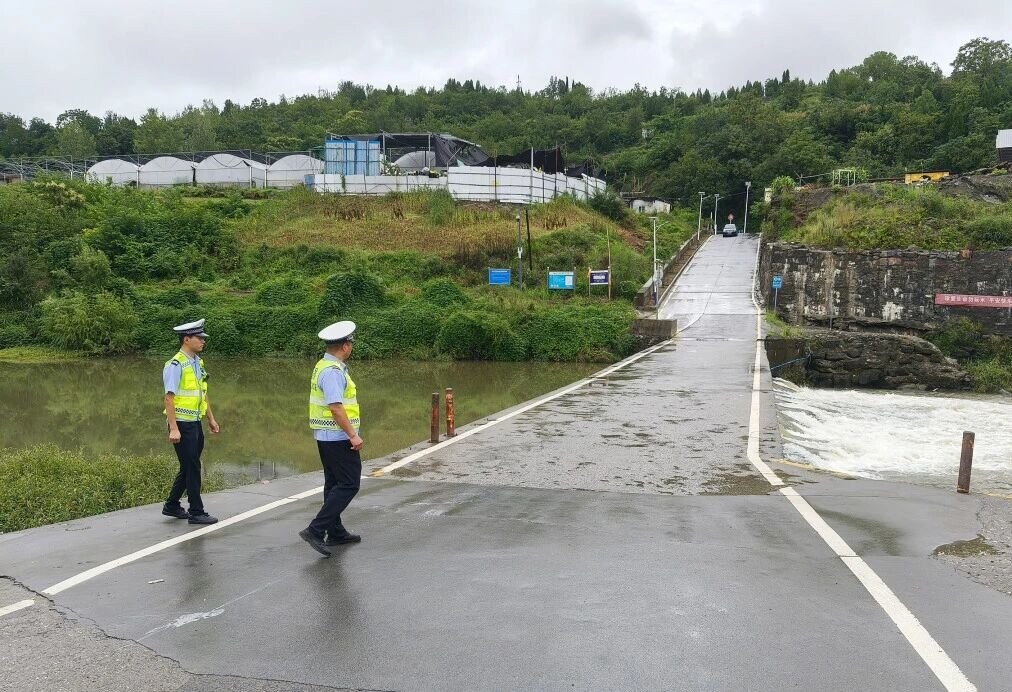 陕西汉滨交警大队：加强雨天道路隐患排查，筑牢汛期交通安全防线