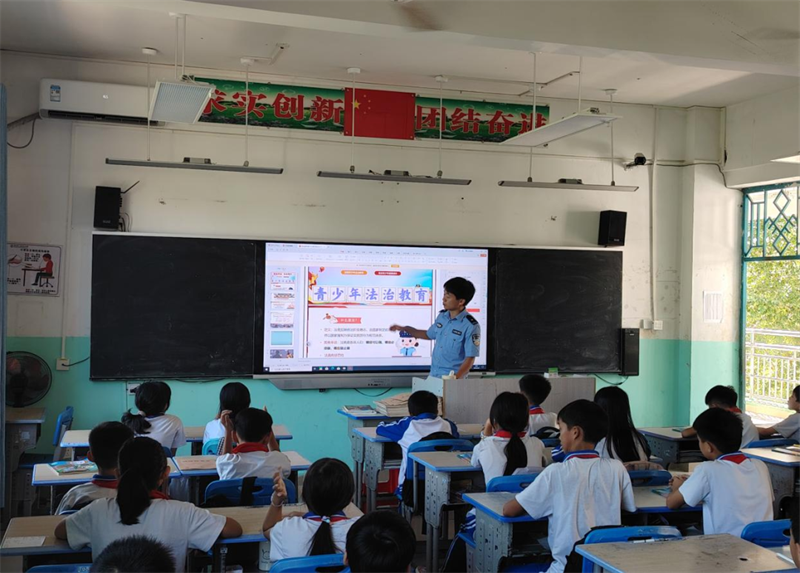 海南琼中公安：“护苗”行动进校园，守护成长“警”相随