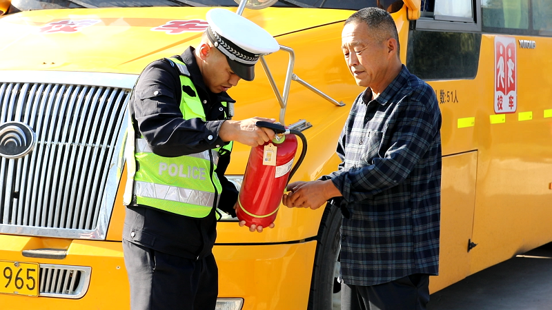 新疆生产建设兵团第四师昭苏垦区公安局：那抹“警察蓝”，守护校车归途的暖