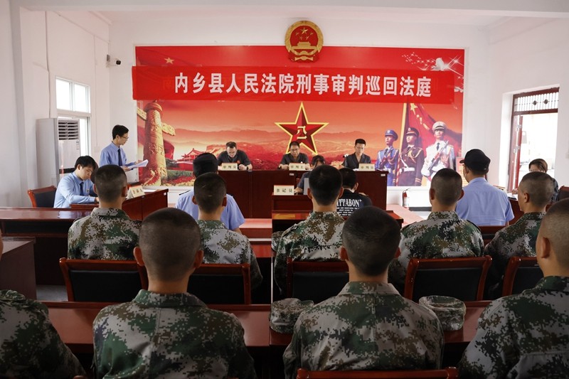 河南省南阳市内乡县法院：法庭“搬”进训练基地  为预定新兵系好军旅“法治第一扣”
