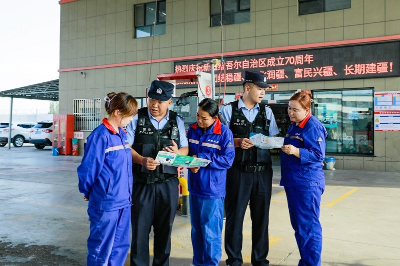 新疆出入境边防检查总站伊犁边境管理支队：警蓝进油站，安全“加满油”