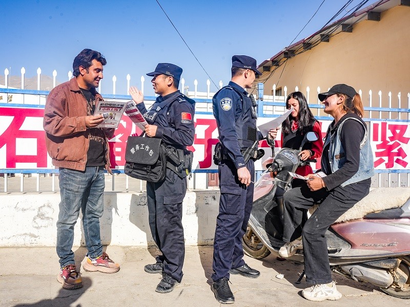 新疆出入境边防检查总站喀什边境管理支队：民警深入田间地头 守护群众“钱袋子”