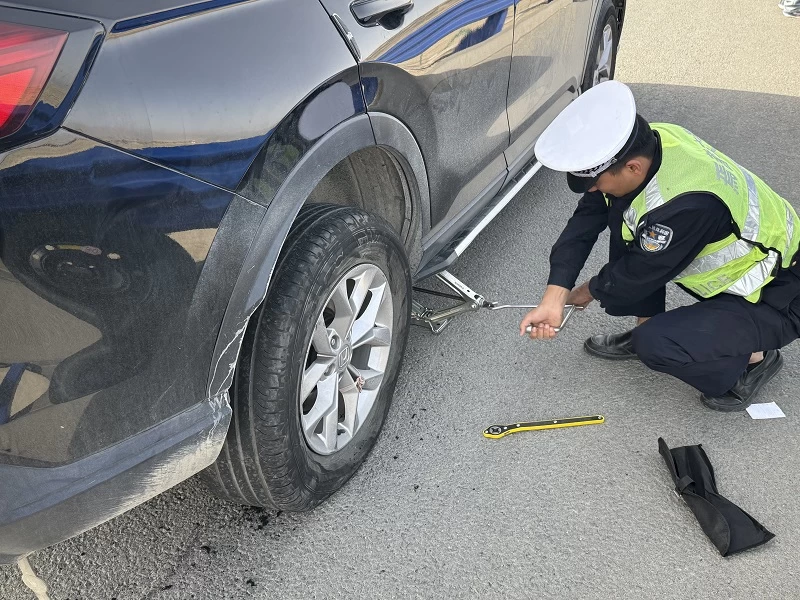 新疆焉耆县高速交警进行一次暖心救援