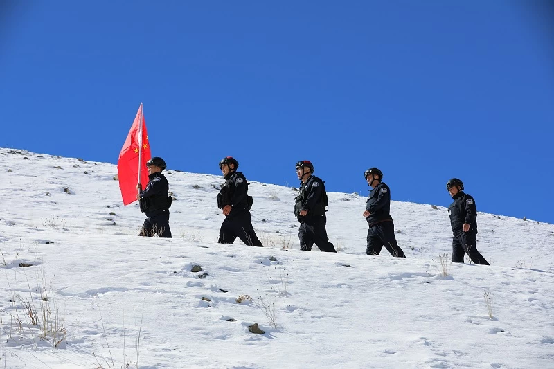 新疆生产建设兵团第四师昭苏垦区公安局：风雪边关践忠诚，中秋国庆巡边路上的戍边人