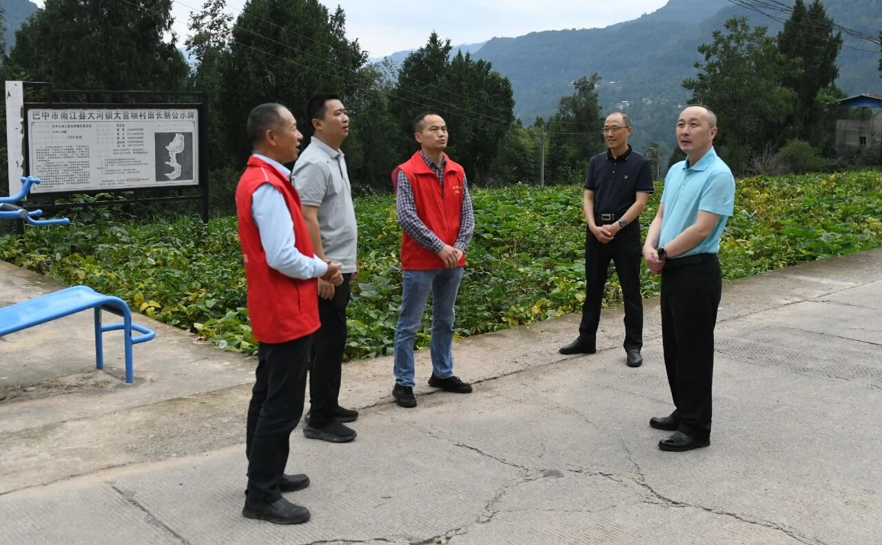 张华调研指导南江县大河镇大营坝村驻村帮扶工作