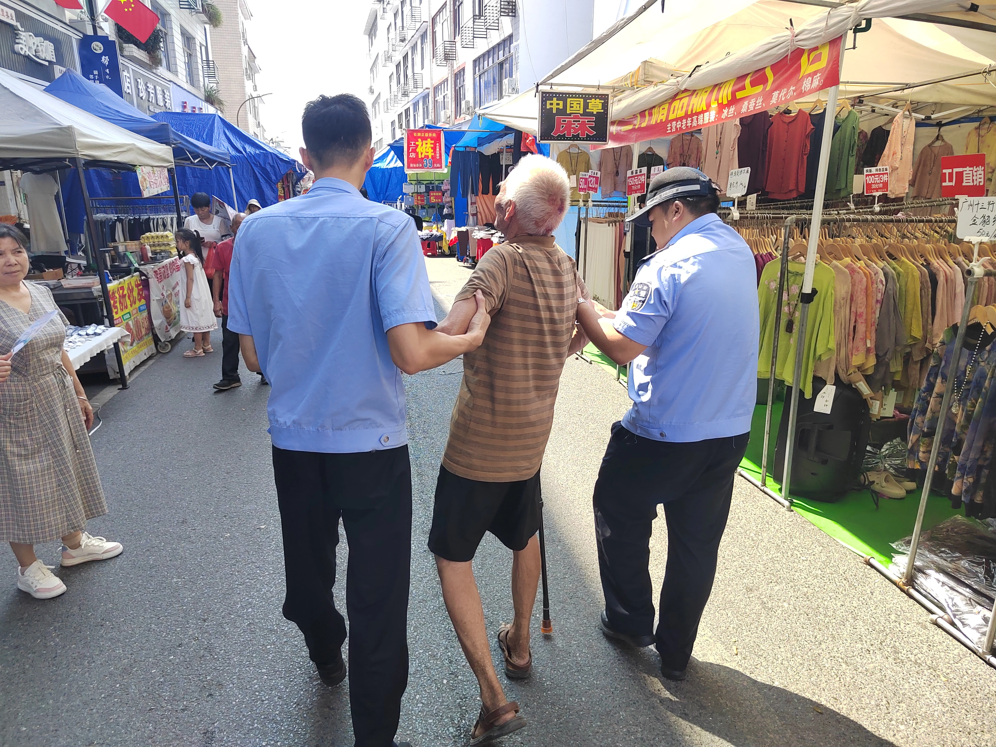 浙江永康：老人摔倒后，他们成为了他的“左膀右臂”