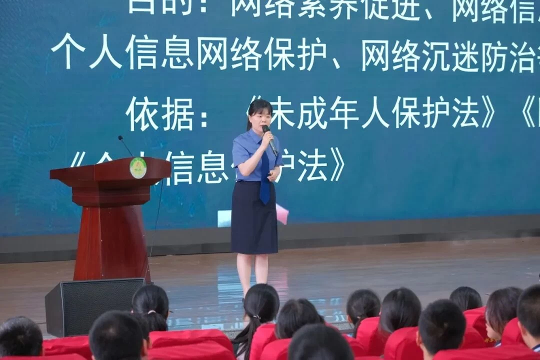 眉山市东坡区法学会组织开展法治宣传进校园活动