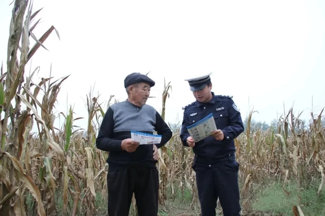 河南省商丘市夏邑县公安局交通管理大队开展“护农宣讲”助力“秋种”