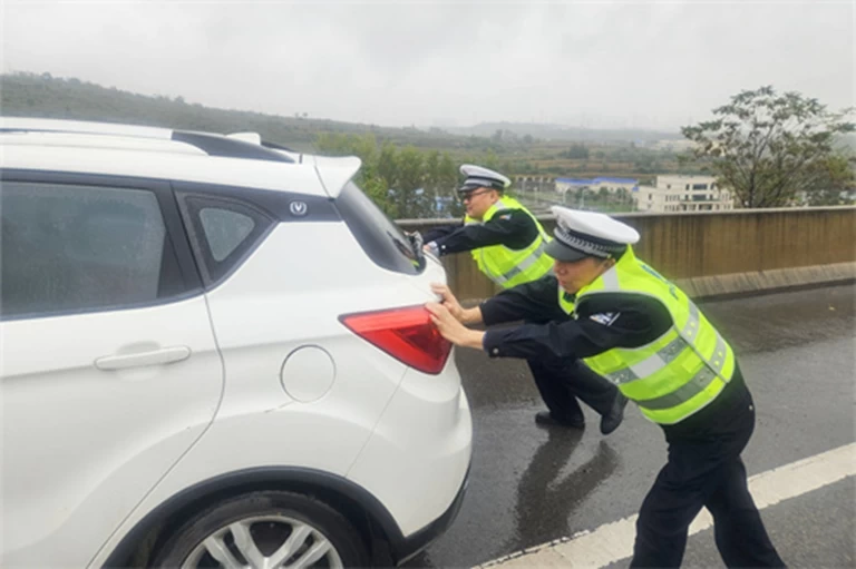 降雨还在继续！山西泽州公安“雨”你同行！