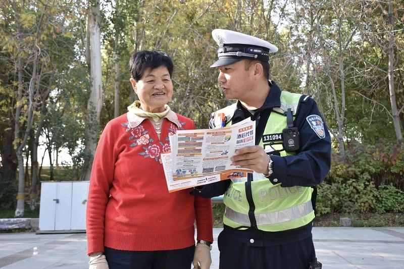 新疆焉耆回族自治县交警精准“滴灌”守护三大群体平安路