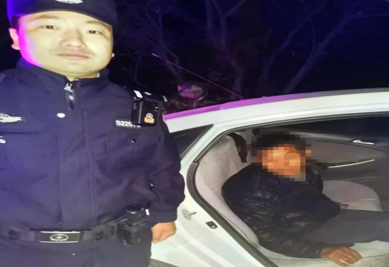 黑龙江省哈尔滨市民警寒夜暖心救助 2小时找回被困山区走失残疾男子