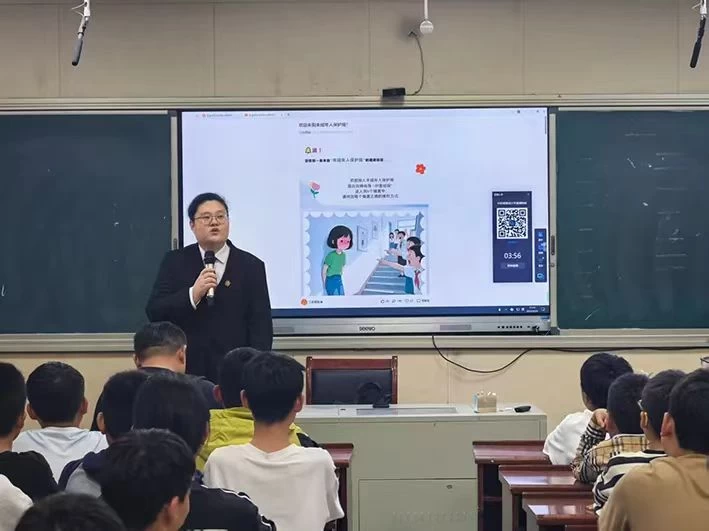江苏邳州法院：“情景式”普法点亮开学季