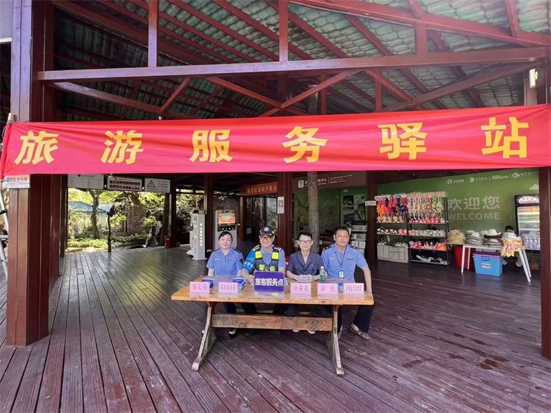 海南陵水法院联合多部门“送法进景区”