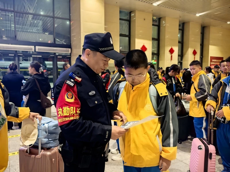 暖心护航 哈尔滨铁路公安局海拉尔铁路公安处铺就研学温馨出行路