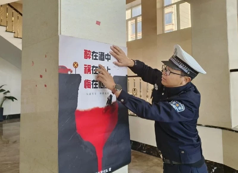 内蒙古四子王旗交管大队：宣传民警进餐饮娱乐场所，酒驾警示“贴”近群众心